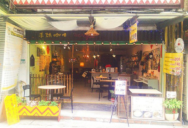 烏來*瀑布與櫻花樹的正對面*72cm Cafe Bar -----顛覆傳統的店家! 