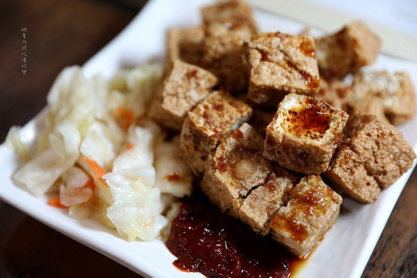 藏身於田野間的豆腐老店！網友大讚「當地最好吃隱藏版碳烤臭豆腐 」