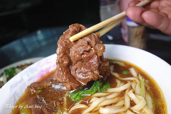 【彰化員林小吃】國際牛肉麵；員林必吃的牛肉麵老店！使用豆瓣熬煮的紅燒牛肉麵充滿懷舊古早味，到員林必吃美食牛肉麵。