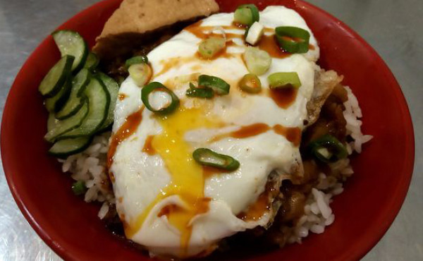 桃園上群本味肉羹，肥而不膩的滷肉飯遇上月見蛋根本犯規等級