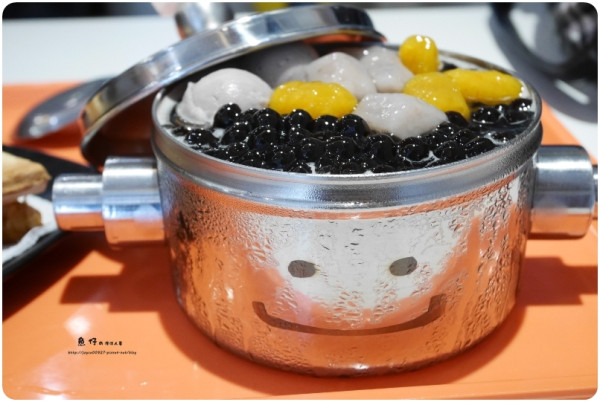 【台中.西區】打鐵豆花 精誠店。機器人腦袋裡裝著會冒汗的微笑豆花? 中部專屬人氣特色冰品店，不來台中還吃不到...