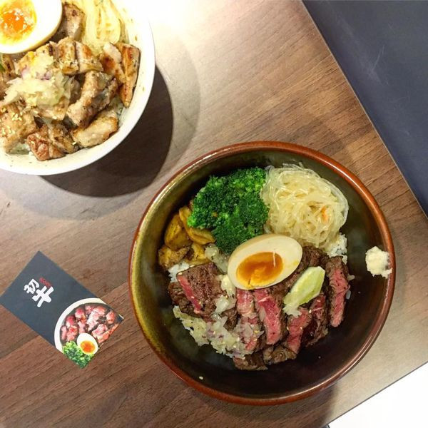  【食記｜台北】初牛＿厚切牛排雙倍肉＿黃金六兩豬頸肉＿飯與醬汁無限暢飲（捷運公館站）