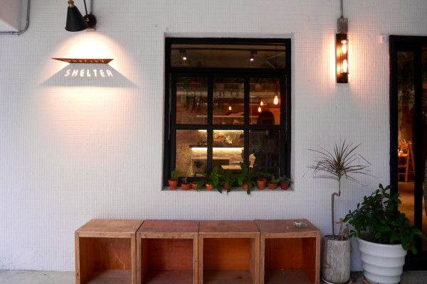 別所 Shelter ♥ 乾燥花電影牆夢幻咖啡店 有插座／附Wifi／不限時 適合讀書約會聊天的咖啡廳！（大同區／捷運民權西路站）