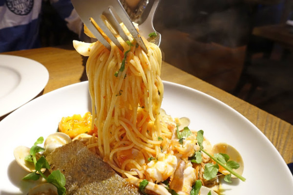 [食記] 新竹 波諾義大利料理 Buono Bella Italian Restaurant。西西里漁夫海鮮茄汁義大利麵、夏威夷披薩! 令人驚豔的義大利料理!
