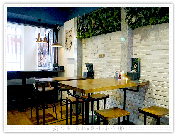 [高雄食記] 旅人灶咖餐酒館~特色民宿裡的運動酒吧！調酒、披薩、炸物、打狗肉丸！捷運巨蛋站近瑞豐夜市！