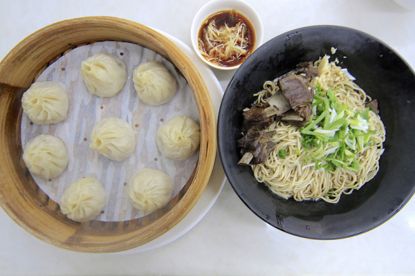 吃。高雄｜苓雅區｜道地浙江美食，高雄有多家分店，四維店五月份剛開幕，整體口感美味定價偏貴一些「浙江俞記-四維店」。