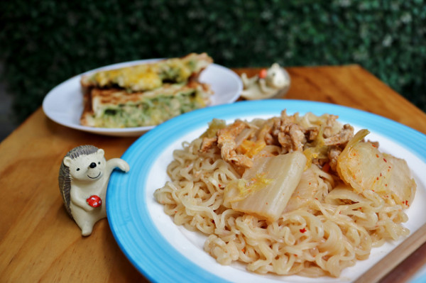 【台北美食】刺蝟小妞 創意調飲．特製輕食-『中正紀念堂站』寵物友善餐廳 熱壓吐司．炒泡麵