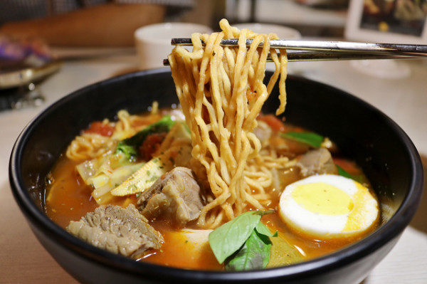 【台南美食】裕樂亭創意鍋燒-好吃的鍋燒意麵底加啦~ 平價鍋燒專賣店．推薦泰式酸辣湯頭．夏日放學點心