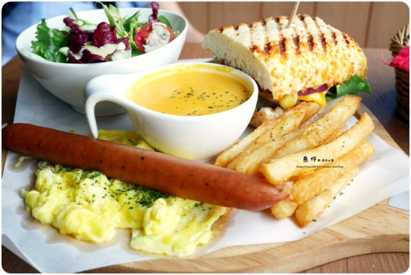 【台中.西區】SUNNY HAUS 晴朗家 Brunch & Cafe。酥脆可口飽實緊密古巴三明治、早午餐份量豐富多元有誠意((+充電插座))