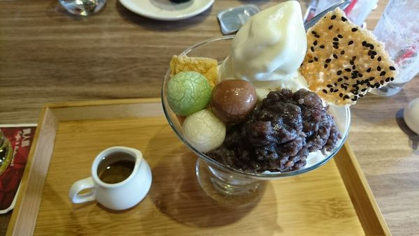 【台中】空間寬敞、擁有書香氛圍的咖啡廳、漢口門市限定冰淇淋『異人館-漢口店』