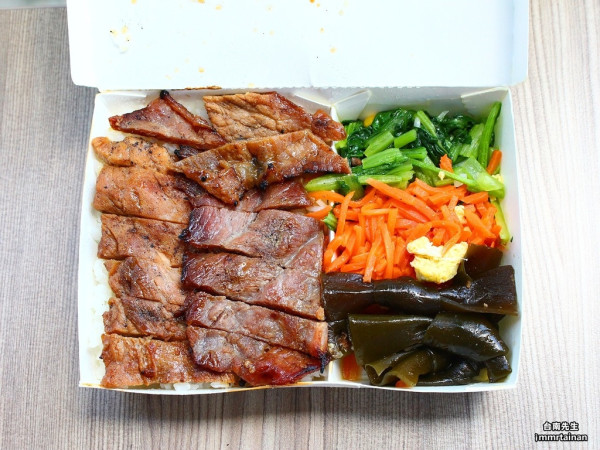台南燒肉飯／30多年老店／每日限量供應／木炭烘烤獨家醃料／巷弄隱藏版美食／在地人就愛這一味／用餐時段必排隊－「佳味美食便當」