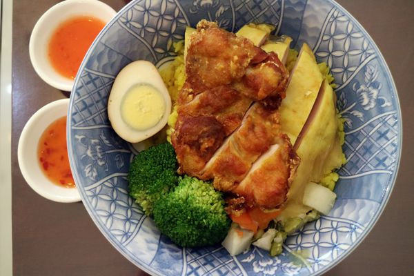 高雄左營區=<食>男飯-海南雞飯(富民店)~評選為文青必吃的一家店，你來品嘗了嗎？簡單舒服的環境，薑黃飯搭配上爽口的雞肉，讓你輕鬆吃一餐=