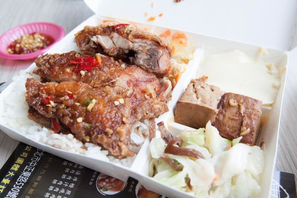 東家便當中華店 - 真的是辣到凍未條的椒麻大雞腿便當