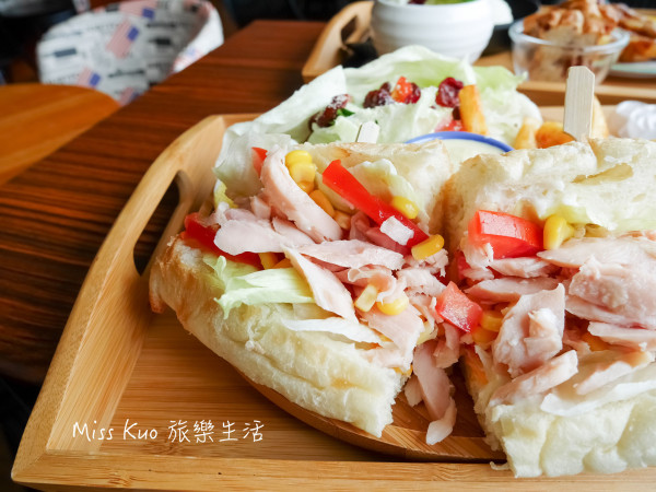 【高雄。食記】複合式早午餐廳：MenippeCafe媚力泊咖啡。麵包。手工甜點。義式料理 《前鎮區》