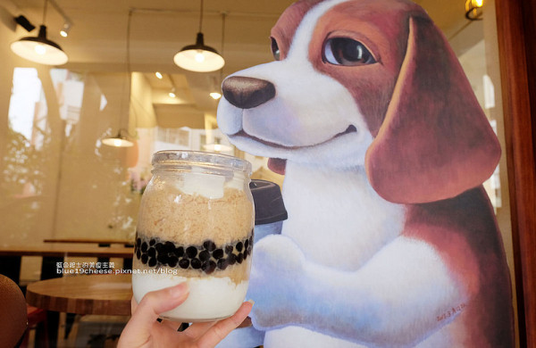 【台中北屯】雪冰王子The Ice Prince-人氣商品珍珠奶茶雪冰好大一罐.細緻綿密的鮮奶雪花冰.在文青的雪冰王子店裡.窗邊還有拿咖啡可愛又療癒的小狗.來張合照吧~ - 藍色起士的美食主義