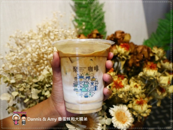 《新竹平價咖啡店》聚咖啡Together Coffee 。咖啡飲料。雙倍濃縮夏威夷拿鐵。菲卡夏三明治~｜新竹巨城附近可內用~價格。營業時間分享（影片）