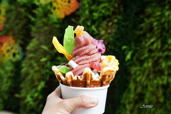  [市政府站美食 繽菓市Bingoo] 華麗繽紛冰淇淋  可以當成下午茶的鬆餅聖代 在地小農口味 誠品松菸B2