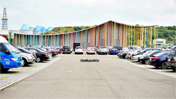 【新北景點】下福里市民活動中心／IG熱門打卡景點～160根七彩圓柱環繞四周，拿下台灣年度建設最高榮譽「國家卓越建設獎」