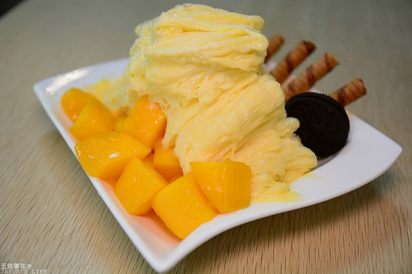 【台中│美食】雪花冰專賣店推薦，使用原汁冰磚剉出綿密雪花冰，加上時令水果最消暑。五路雪花冰