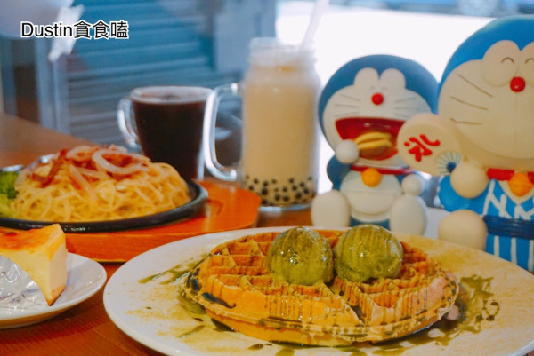 好哆福__哆啦A夢迷注意！數千公仔收藏餐廳｜台北親子友善餐廳推薦 / 抹茶三重奏鬆餅【台大醫院 · 中正紀念堂】