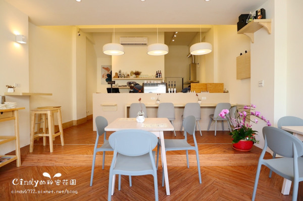 【台中豐原】KUP coffee&pancakes｜豐原清新舒服的咖啡、鬆餅早午餐店，餐點用心，還有現炸的吉拿棒，蝦仁芝麻葉比薩鬆餅推薦！