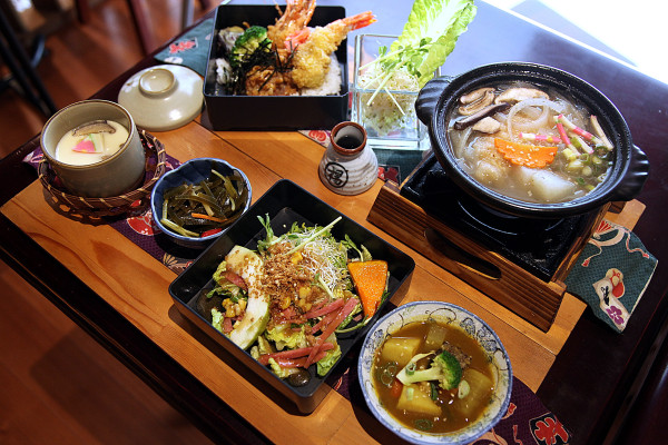 【台南美食-中西區】芯芯要去【樂饌殿】~一丼多吃三寶丼:味噌鮭魚煲|酥炸深海大草蝦|酥炸雞唐揚