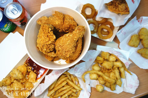 爆Q美式炸雞彰化總店|彰化超厲害美式炸雞！皮脆肉嫩新鮮入味不油膩，獨家泰式酸辣醬雞米花推薦必點，宵夜首選。