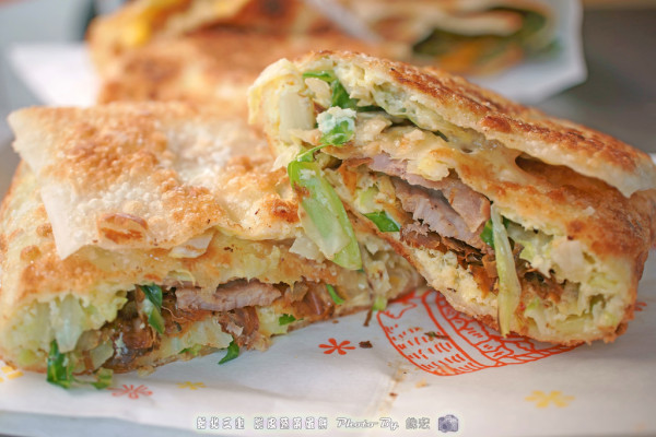 【台北美食】三重小吃 超人氣 脆皮蔬菜蛋餠 夏威夷 大阪燒口味 好吃擄獲芳心！
