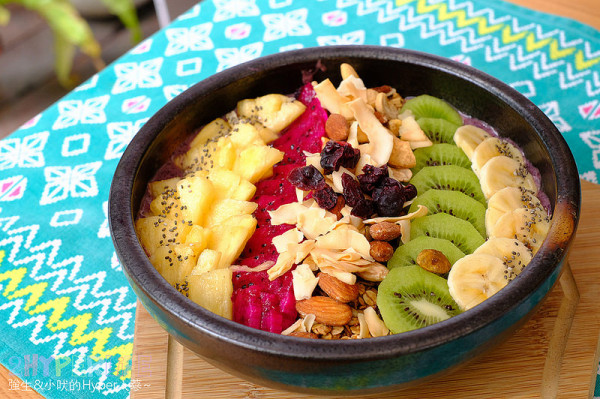 墨爾本咖啡 | 台中必吃澳式早午餐，別家店吃不到的大份量巴西莓果碗超實在！四盎司手打牛肉漢堡和澳洲口味酸麵包讓人值得再訪～ @強生與小吠的Hyper人蔘~