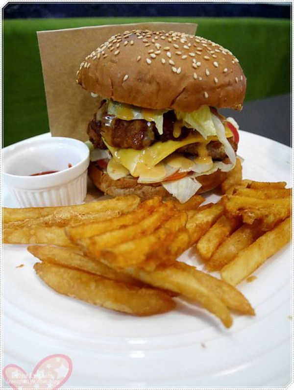 【台中 北區】小象Pasta/The Corner Pasta。俗又大份量的套餐組合，一不小心就吃太撐啦!