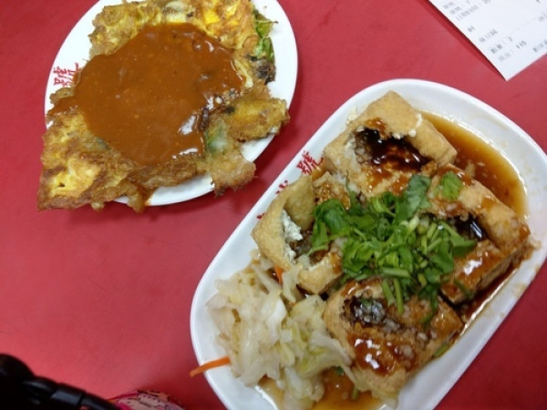 【夜市特輯#3】士林夜市 吃喝玩樂 ︱阿輝麵線、忠誠號蚵仔煎、臭豆腐、官芝霖大腸包小腸