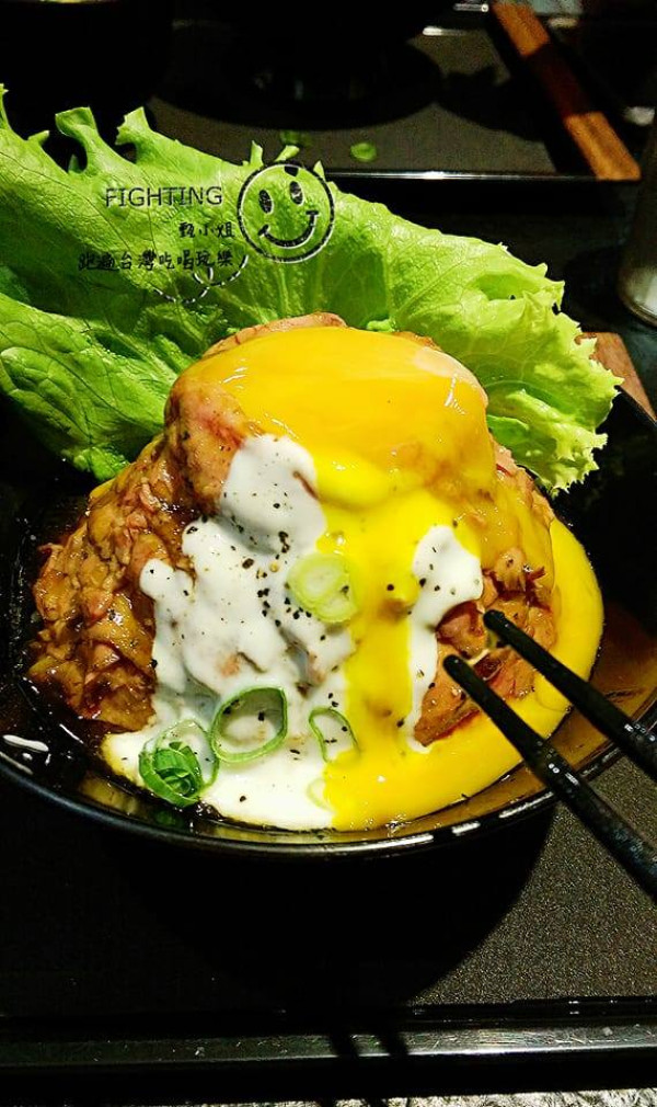|台北×西門町|山丼玫瑰和牛丼·一層一層再一層的牛肉·鮮蛋黃流下來的那一刻簡直犯規到極點
