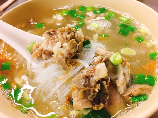 【台中】南區忠孝路美食華爾街 三重埔米粉湯骨仔肉米粉湯 吃超飽超滿足