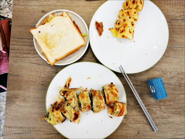 [台中] 小亞早餐大德店 中醫商圈小文青早午餐店 蛋餅酥脆有好吃 好多人都點鐵板麵加蛋阿