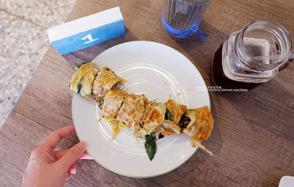 【台中北區】小亞早餐大德店-推招牌蛋餅和蔥抓餅加九層塔蛋.份量多.料實在.台中早餐推薦.近中國醫 - 藍色起士的美食主義