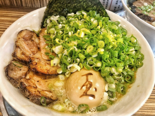 [台南 ‧永康區 ] 隱藏在台南東橋一街上的俺の豚厚豚骨拉麵 炙燒過後的叉燒香氣逼人再搭配滿滿蔥花保證一試成主顧