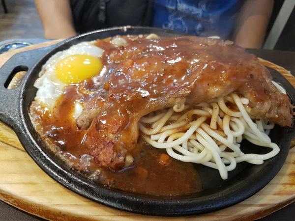 台北美食》樂饕牛排館。牛排。好吃高CP回憶中有屋頂的夜市牛排。大橋頭站