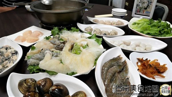 【台南市-安平區美食】從永華路的『台南茄萣魚翅火鍋』移來中華西麥當勞旁的【丸鮮魚翅牛豬平價火鍋】！提供各式新鮮的海味，甚至老客戶嘴饞的預訂珍品~來這都能一飽口福啦٩(♡ε♡ )۶        
 