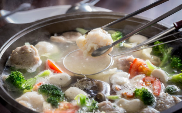 [台南平價火鍋]一鍋來自海洋的恩賜，湯包一樣大的干貝、鮮甜的蛤蠣、七股的鮮蚵、茄萣的魚翅 老饕最愛的丸鮮 - 老莫 Say台南