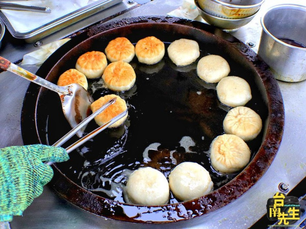 台南餡餅／無名行動餐車下午才營業／只賣一種口味飄香10多年／每日限量晚來吃不到／自製麵糰手工現擀現包現煎／當天採買新鮮溫體豬肉／料多實在一咬就爆漿／在地人的下午茶