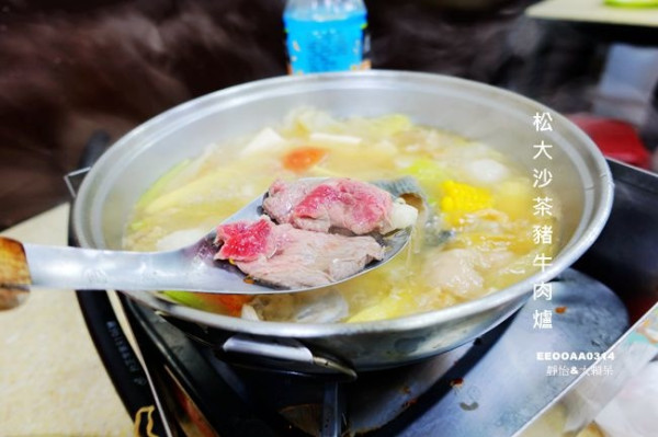 台南沙茶爐 ▶ 松大沙茶豬牛肉爐 ▶ 現切溫體牛肉沙茶火鍋 自製汕頭沙茶醬