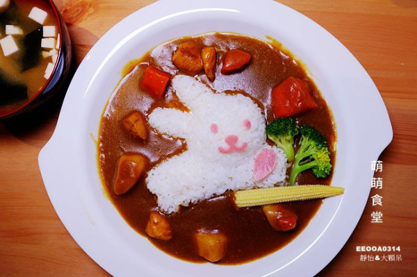 民權西路站早午餐、輕食 ▶ 萌萌食堂 ▶ 可愛兔兔造型咖哩飯 內有可愛店狗及店兔 免費充電及WiFi 附完整菜單