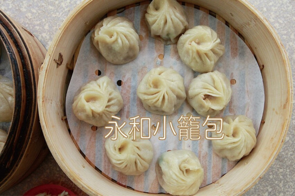 吃。高雄美食｜鹽埕區。「永和小籠包」隱身在巷弄裡飄香超過40年人氣小籠包，Google高達1,690則評論獲得4.3
