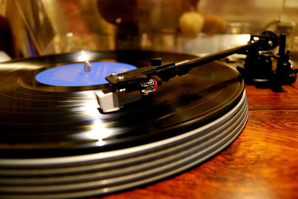 《初見咖啡》現場LIVE演唱 復古唱片選物 漫步基隆 在巷弄間找回最美的悸動