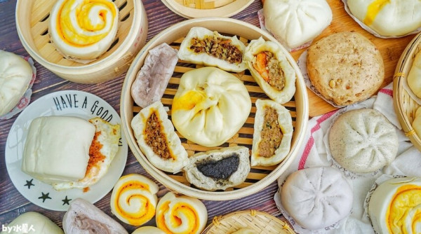 包打天下(原頂金台港鮮肉包)：台中太平超人氣包子饅頭店，銅板價15元起店取買十送一，滿料爆餡還有創意新口味