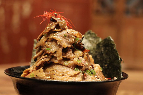 台中/牛角次男坊/台中大遠百/日本燒肉專賣店 肉堆得跟山一樣高