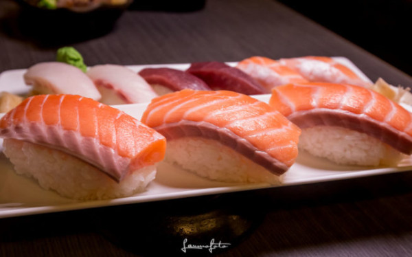 [日本料理]花蓮美食必去的叁丸日本料理，巨無霸鮭魚握壽司 三貫只要220元，另有超值商業午餐可以選擇 - 老莫 Say台南