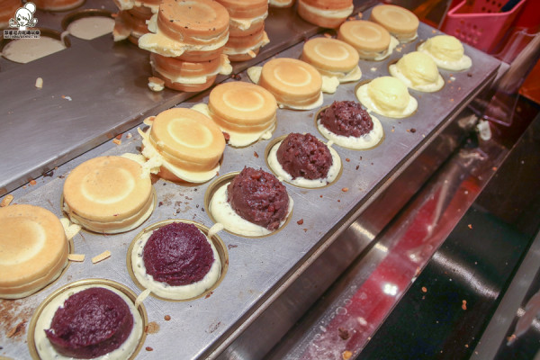 新營服務站必吃的解嘴饞銅板美食-舊識紅豆餅，實在可口又爆料！滿滿的餡料唷～ - 跟著尼力吃喝玩樂＆親子生活