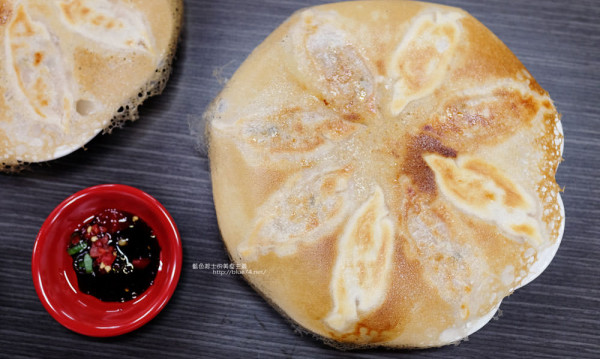 台中大雅│十六香餃立煎餃店-現點現煎冰花煎餃.建議提早預訂 - 藍色起士的美食主義