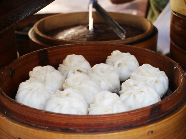 【高雄小吃】三民市場 包子叔叔小籠包。新鮮豬肉餡 最用心的堅持